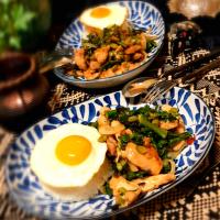 🐘🇹🇭🥊タイバジルチキン炒め🐘🇹🇭🥊
今夜は……タイ気分♪♪作り方は至って簡単♪♪タイバジルの香りが食欲そそります♡♡