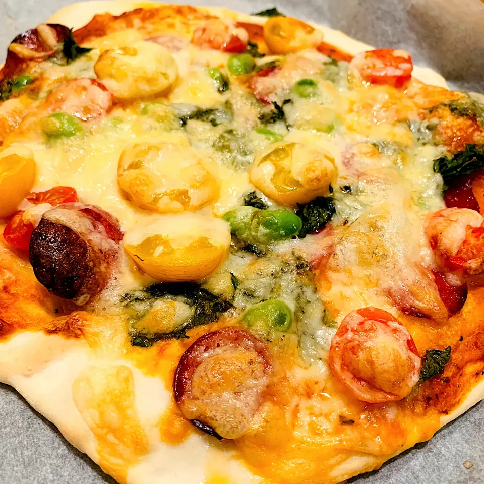 フレッシュトマトと青じそとサラミピザ🍕和風バジルピザ|いちごさん