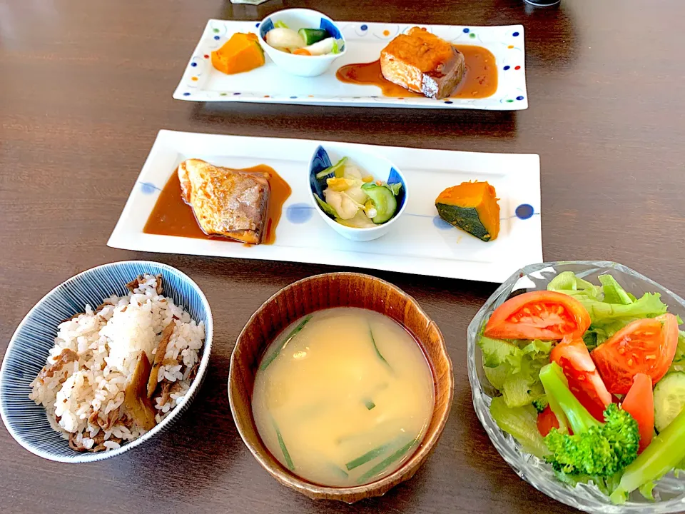 牛ゴボウご飯　サバのみりん焼　浅漬け　カボチャの煮物　サラダ　お味噌汁|NAKATAさん