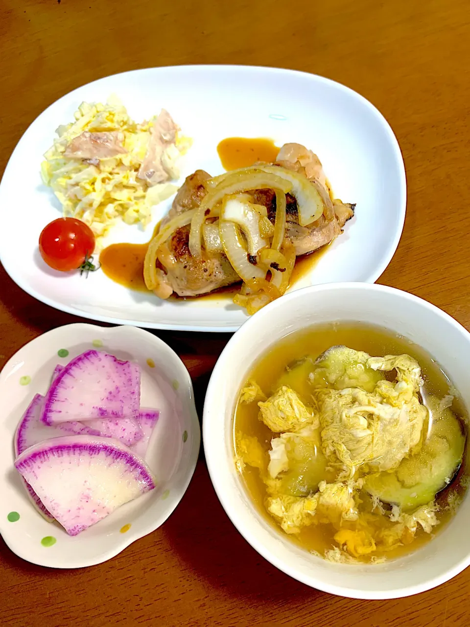 照り焼きチキンと白菜のコールスロー、なすと玉子のスープ、漬物です。|レモンさん