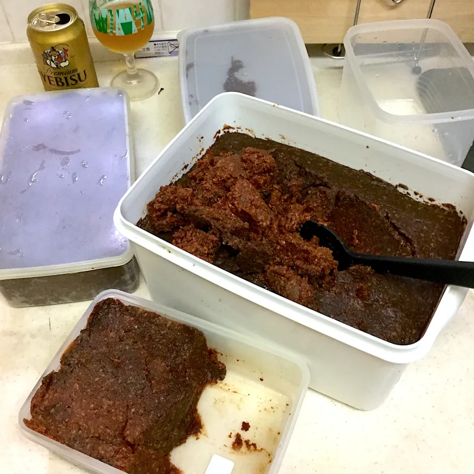 Snapdishの料理写真:昨年仕込んだ味噌を小分け。|hoppycowさん