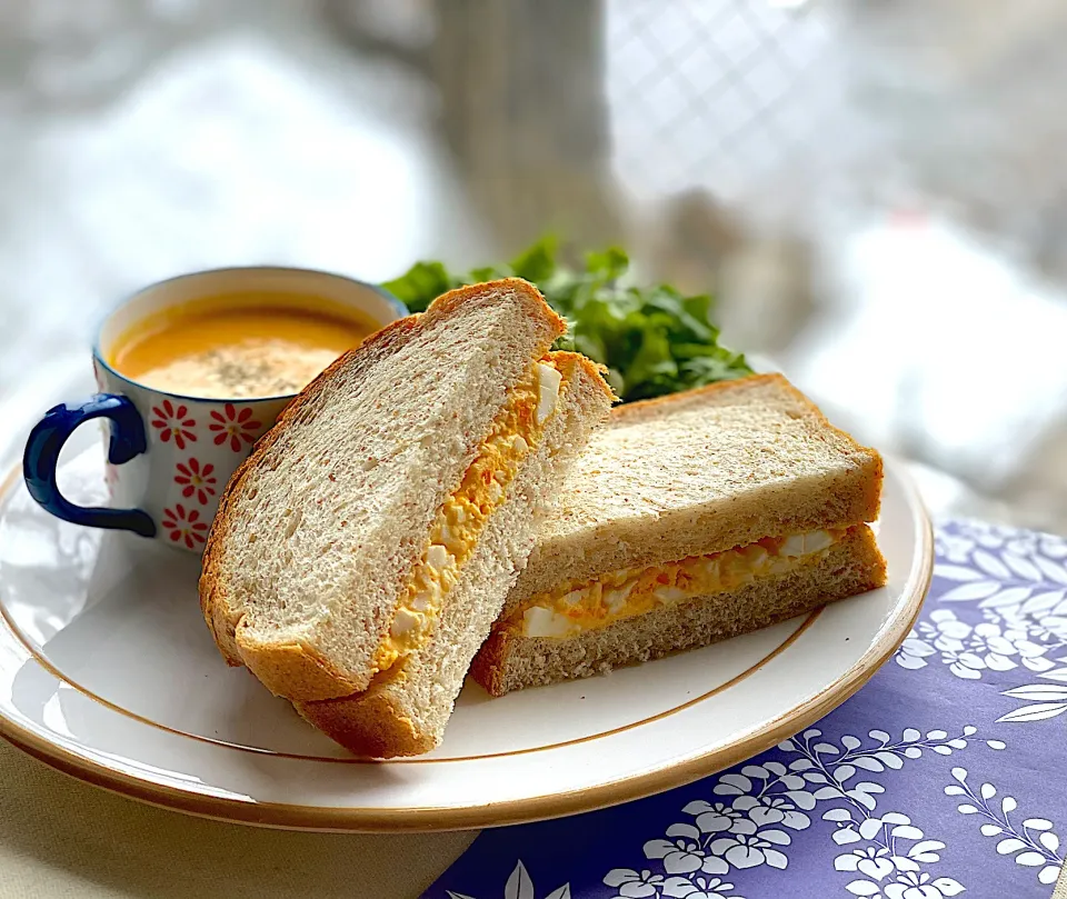 昼ごはん  和風人参ポタージュと、キヨシュンさんの卵が美味しい卵サンド|砂雪さん