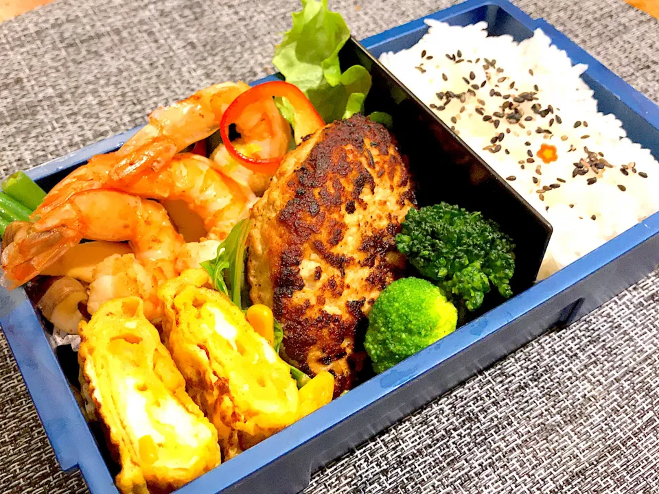 Snapdishの料理写真:鶏バーグと海老インゲンバター炒め弁当|とみぃさん