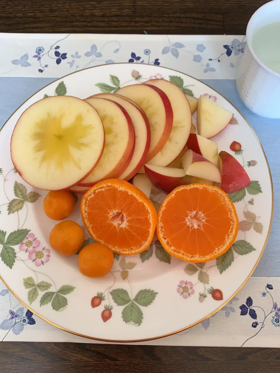 のんびりできる朝は近頃果物と、お白湯美味しいお水にしてます。今朝はお白湯で❣️|tamemitiさん