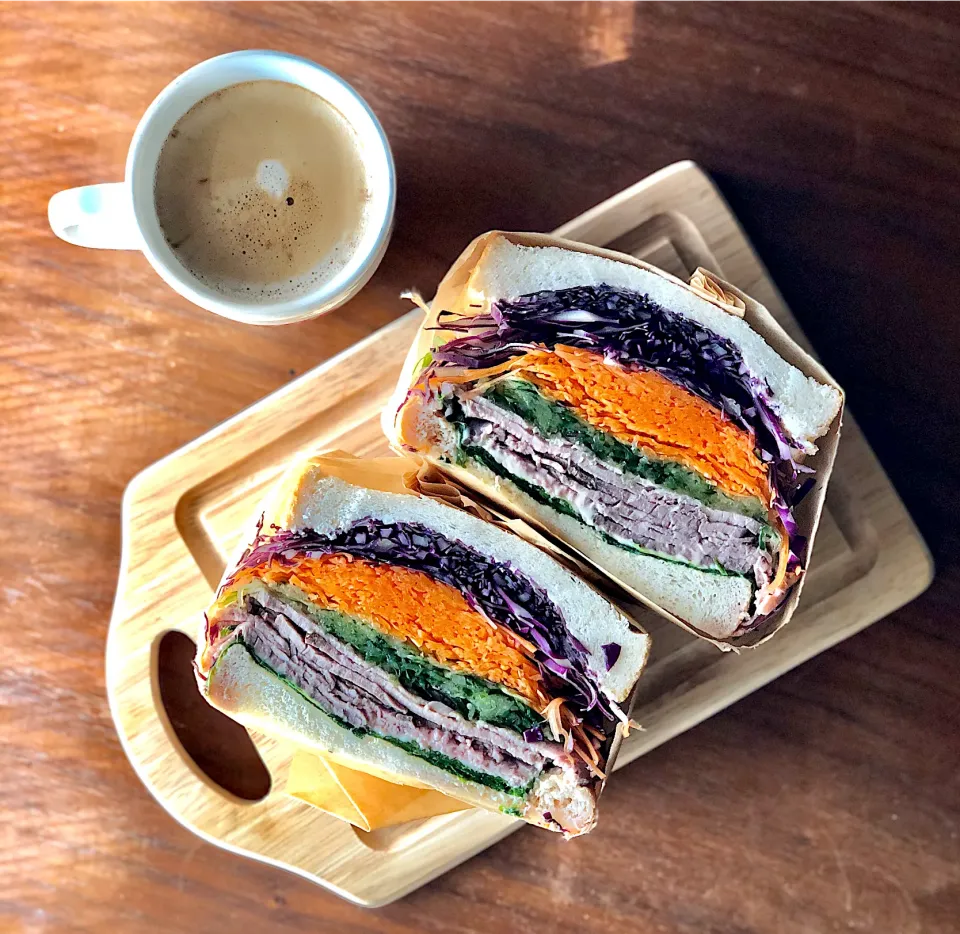 地産マルシェの野菜とローストビーフのサンド　　　　　Plenty of vegetables and roast beef sandwich|マユマユさん