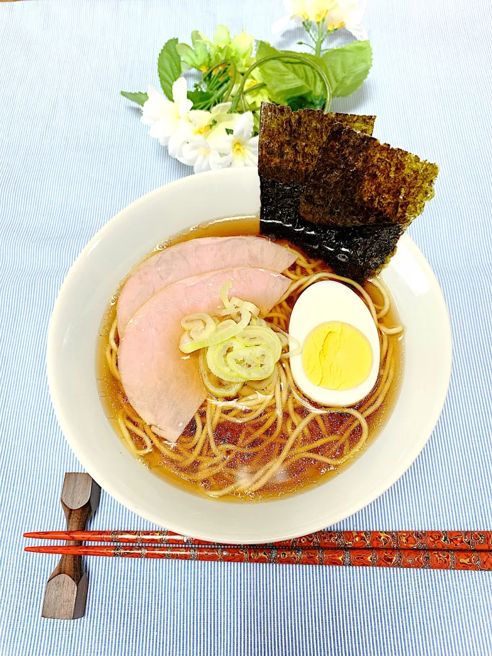 Snapdishの料理写真:寒〜い日のランチ🍴はあつあつのお醤油ラーメン🍜|❁︎na--na❁︎Nさん