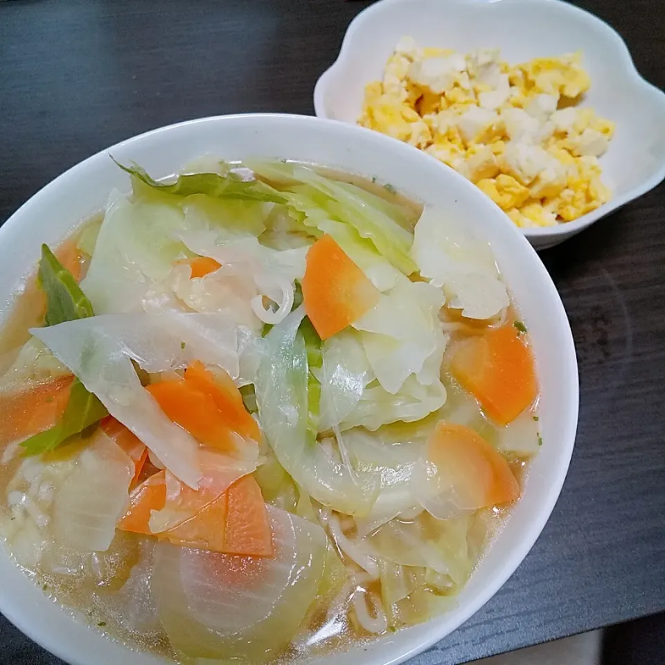 Snapdishの料理写真:金ちゃんラーメン、豆腐と卵のスクランブル|しぃさん