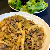 Snapdishの料理写真:大根と豚肉の炒め物|週末料理くんさん