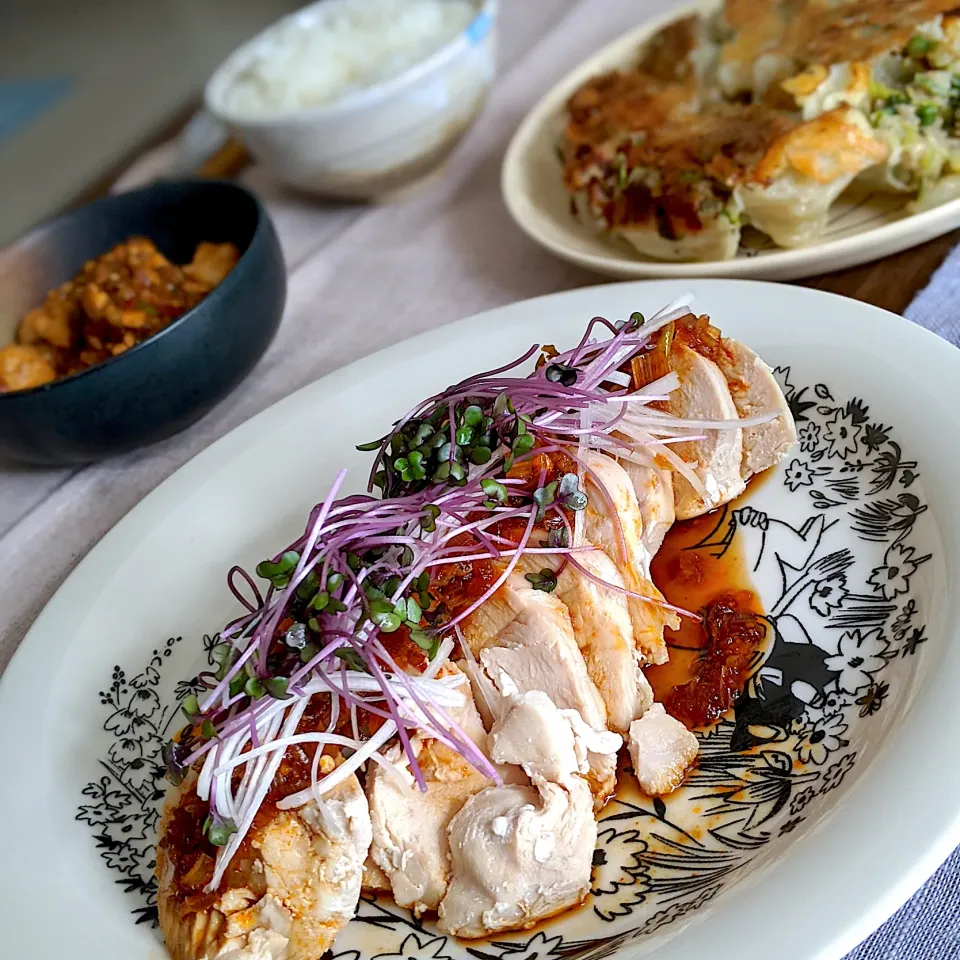 Snapdishの料理写真:休日のお昼ご飯
✳︎よだれ鶏
✳︎餃子
✳︎麻婆豆腐
✳︎白ごはん|さっちんさん