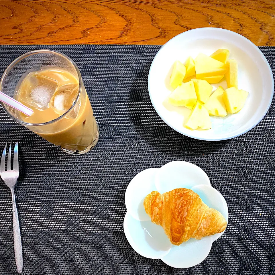 1月19日の朝ごはん。   見にクロワッサン、カフェオレ、リンゴ|yakinasuさん