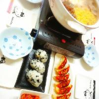 夕食(^ー^)
野菜たっぷり豚肉の豚骨鍋(ラーメン入り)
餃子
鮭しそわかめおにぎり
キムチ