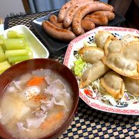 テンホウの餃子揚げてみました　　豚汁　　ガーリック&バーベキューソーセージ　　松尾商店のセロリー塩漬け