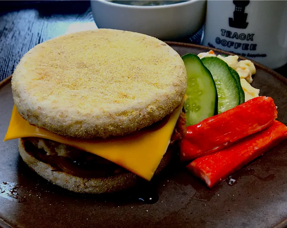 昼ごはん☀️☀️🔆断酒282日目　　　　　照り焼きチーズバーガー🍔🧀|ぽんたさん