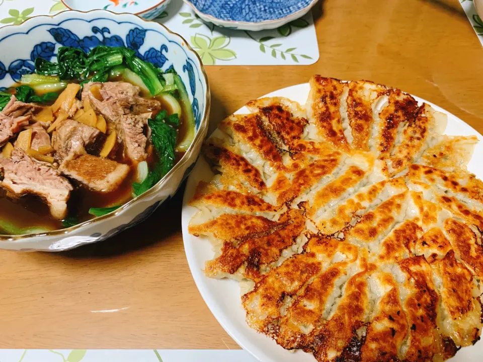 Snapdishの料理写真:羽付き餃子・豚バラ肉の五香粉煮込み|はるさん