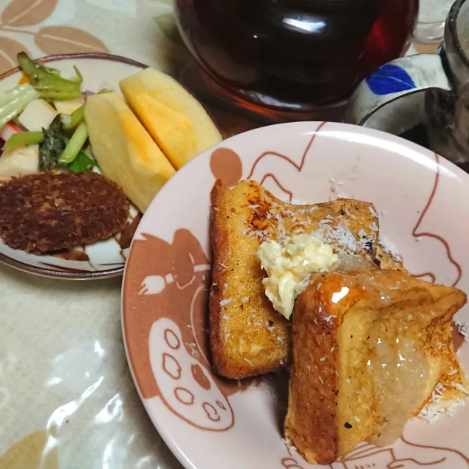 フレンチトーストと産直で買ったりんご🍎はるか🍏で朝ごはん！
娘ちゃんとお父さんのお弁当作って送り出したので私も食べちゃえ|ユミさん