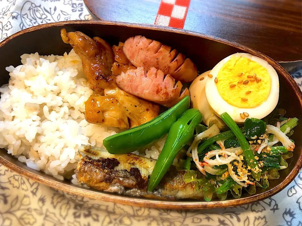 Snapdishの料理写真:サラ弁　　　　　　　　　　　　　　　　　　　鶏の照り焼き　味付け卵　スナップえんどう　ほうれん草とカニカマの胡麻酢和え|じゅんさんさん