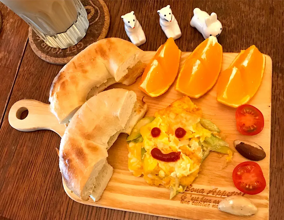 Snapdishの料理写真:朝ごはん #べーグル  #ベーグルサンド #セロリオムレツ|小松菜さん