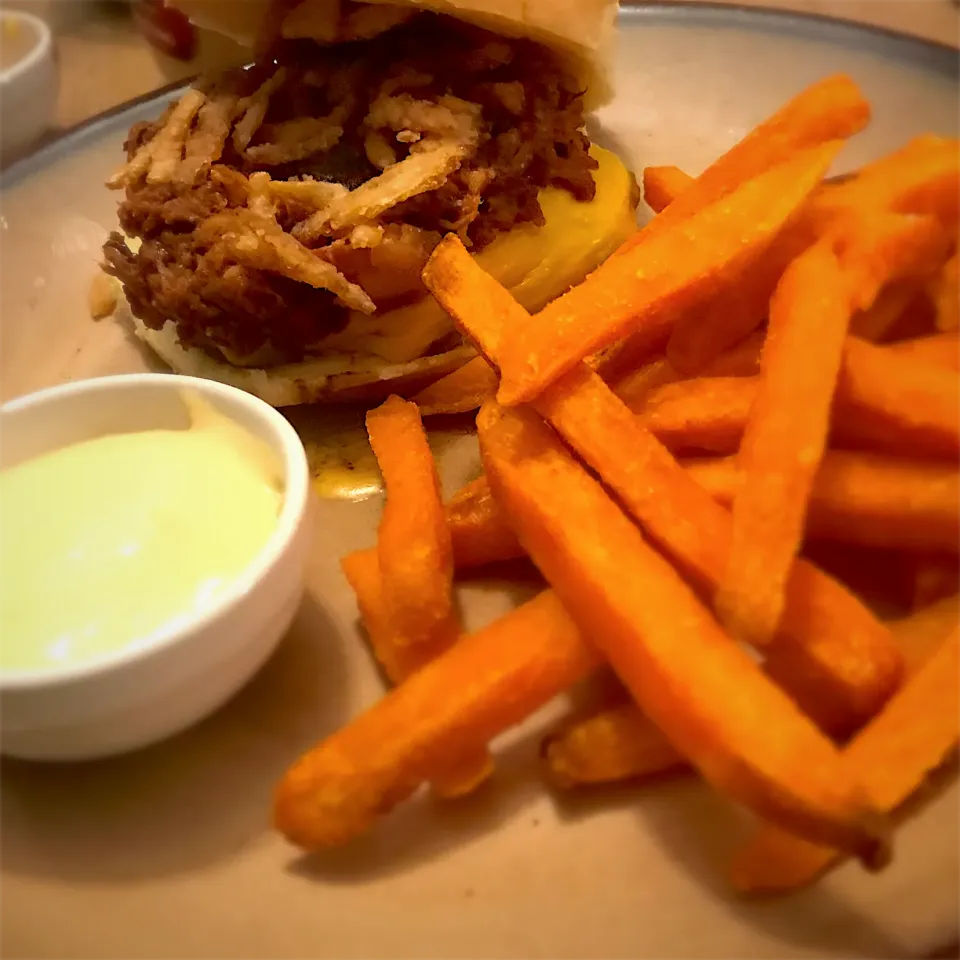 Pulled pork over cheeseburger with crispy onions.  Sweet potato fries with maple mustard sauce.|TJ McAfoosさん