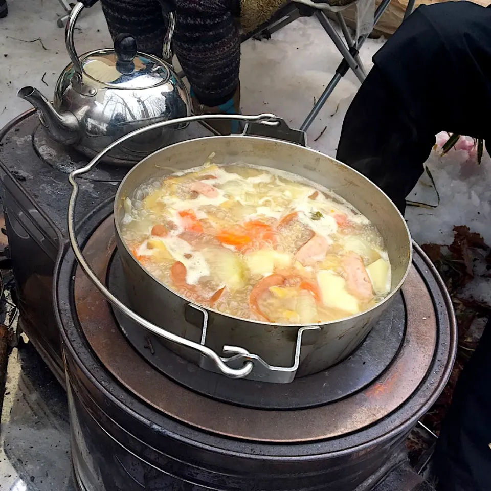 Snapdishの料理写真:薪ストーブでポトフ🏕|みっこちゃんさん