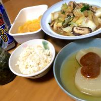 昨日の晩ゴハン〜なつめ入り風呂吹き大根、豚バラと白菜の中華風炒め、ニンニクの葉っぱの醤油漬け、ぬか漬けたくあん、韓国海苔、胚芽米ご飯 ♪├｀ノ♪(｡´(００)｀)･*:.｡. .｡.:☆･:*:ﾟ