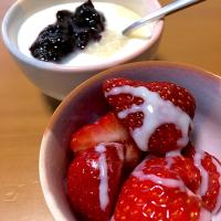 デザート♡練乳いちご🍓と、自家製ジャム&甘酒トッピングのヨーグルト(๑❛ัᴗ❛ั๑) Ⱡ~ Ɩ  ̶̅ ƕ ♬