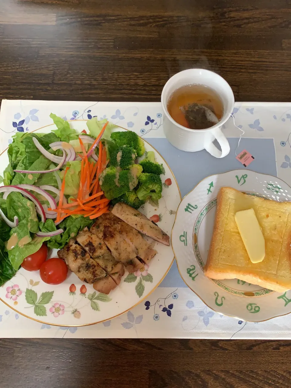 Snapdishの料理写真:鶏肉のハーブ焼き、そして解体バーゲンでのTeaとバターたっぷりの美味しいパン❣️|tamemitiさん