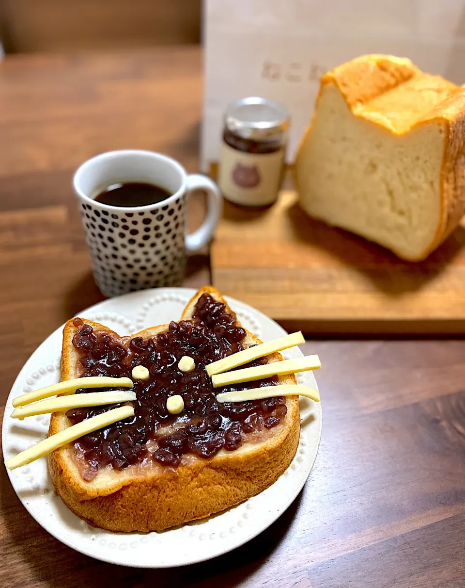 朝ごパン🍞ねこねこ食パン🧡あんバター🧡黒猫ちゃん🧡可愛くなくてすみません😅|ナナさん