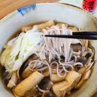 今日のお家で一人ランチは                         熱々きのこ蕎麦✨