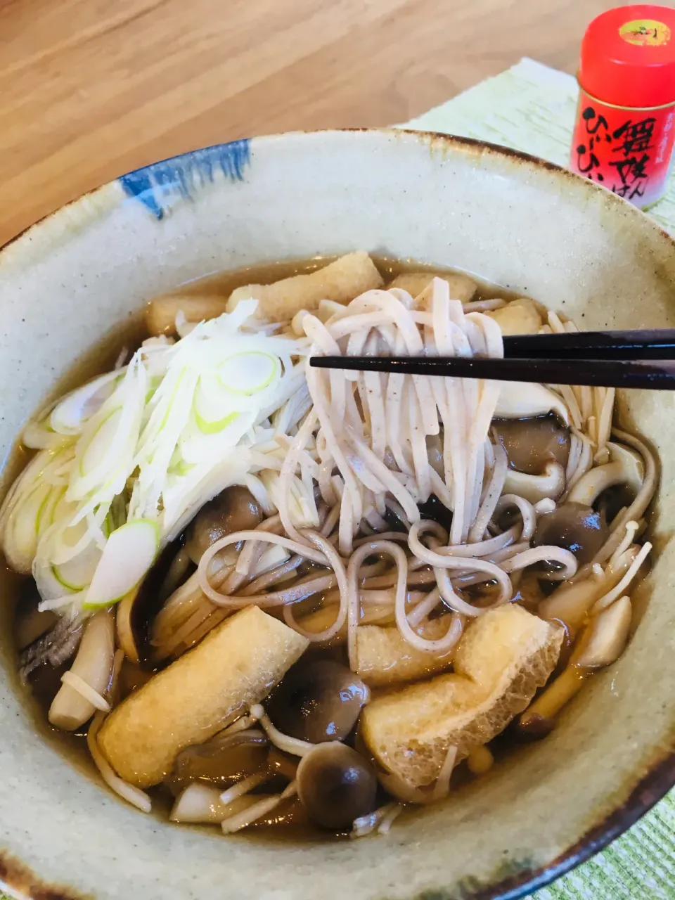 今日のお家で一人ランチは                         熱々きのこ蕎麦✨|ミッチ☆ママさん