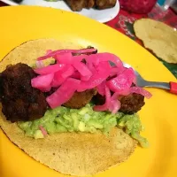 Fried tuna taco with guacamole and  onion|AntAlcocerさん