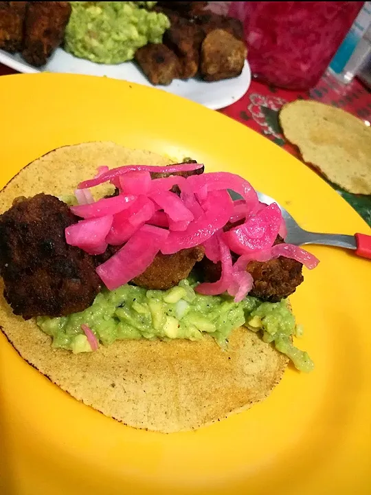 Fried tuna taco with guacamole and  onion|AntAlcocerさん