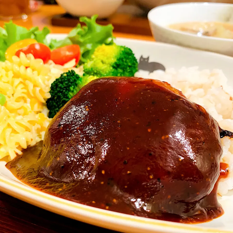 ハンバーグ✨野菜スープ✨ワンプレートごはん🍚少し残った野菜やきのこをたっぷり入れてごちそうスープ|いちごさん