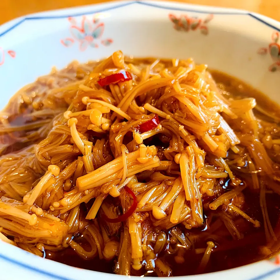 ごはんのおともに🍚手作りなめ茸🍄鷹の爪入れてピリ辛味🌶|いちごさん