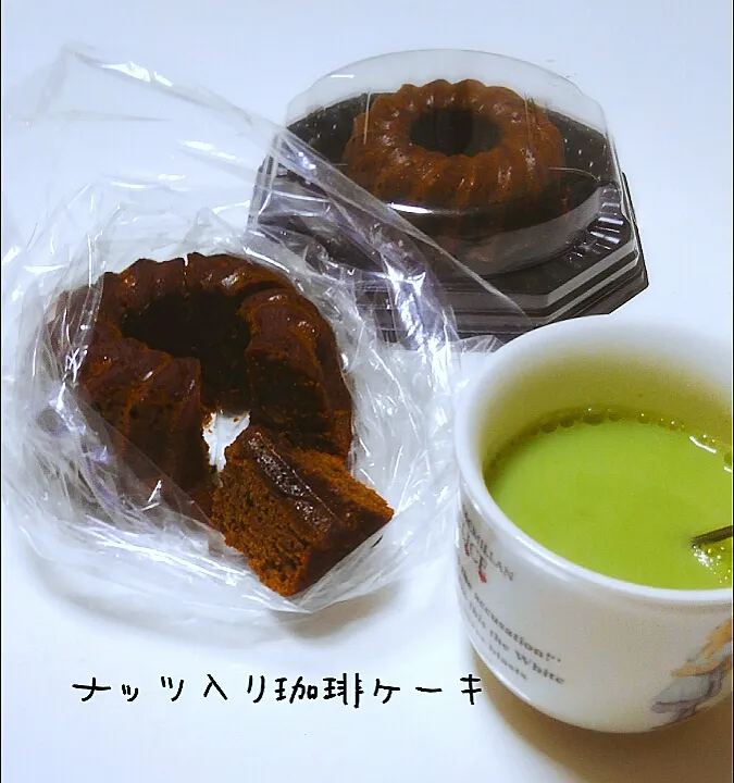 Snapdishの料理写真:ナッツ入りコーヒーケーキ|みったんさん