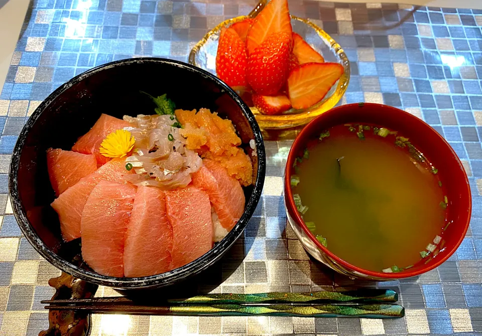 Snapdishの料理写真:大トロ三色丼！|yaekoさん