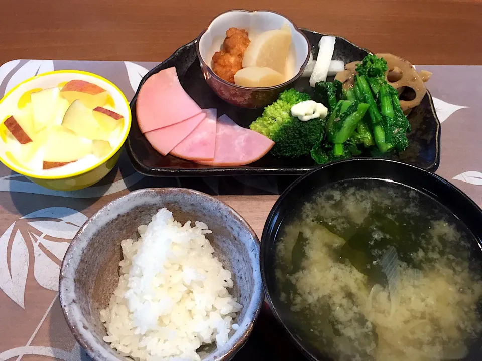 朝ごはん
菜の花おひたし、茹でブロッコリー、ハム、大根とはんぺんの煮物、レンコンきんぴら、柚子大根、白米、ネギとワカメの味噌汁、りんご添えヨーグルト|かよちゃんさん