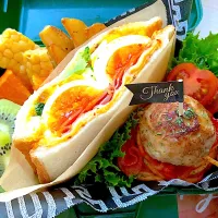 ベーコンとたまごのホットサンド&チーズインハンバーグのせナポリタン弁当🍱（野菜たっぷりコンソメスープ付）