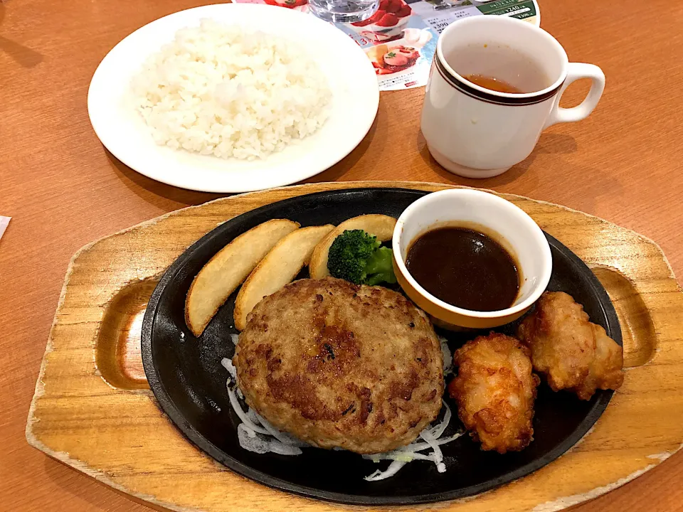 Snapdishの料理写真:チーズインハンバーグ&唐揚げランチ|しのぶさん