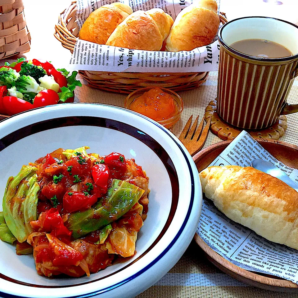 鶏モモ肉のトマト煮🍅とバターロール🥐|mou mouさん