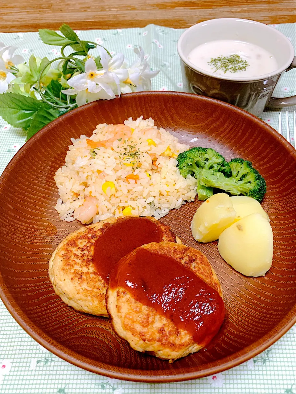 Snapdishの料理写真:豆腐ハンバーグとえびピラフ🦐のワンプレートご飯🍴|❁︎na--na❁︎Nさん