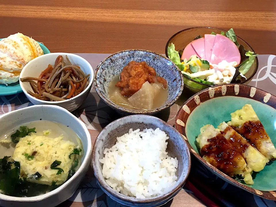 晩御飯
レンコンのはさみ揚げ、大根とはんぺんの煮物、マカロニサラダ、きゅうりとコーンと玉ねぎのサラダ、ハム、きんぴらゴボウ、卵スープ、白米、伊予柑|かよちゃんさん