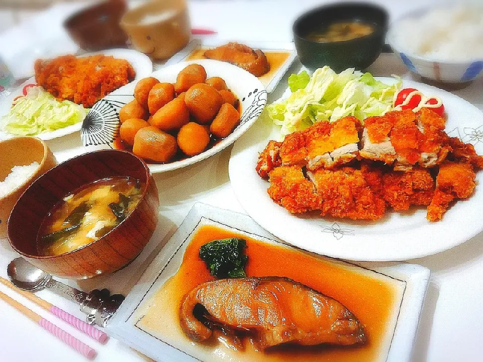 Snapdishの料理写真:夕食(^ー^)
チキンカツ&サラダ
銀だら煮
里芋煮っころがし
お味噌汁(大根、ワカメ、豆腐)|プリン☆さん