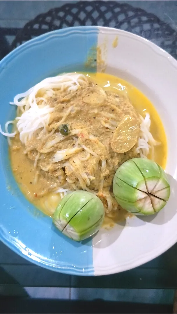 Snapdishの料理写真:fish curry noodle Thai food|ฝนさん