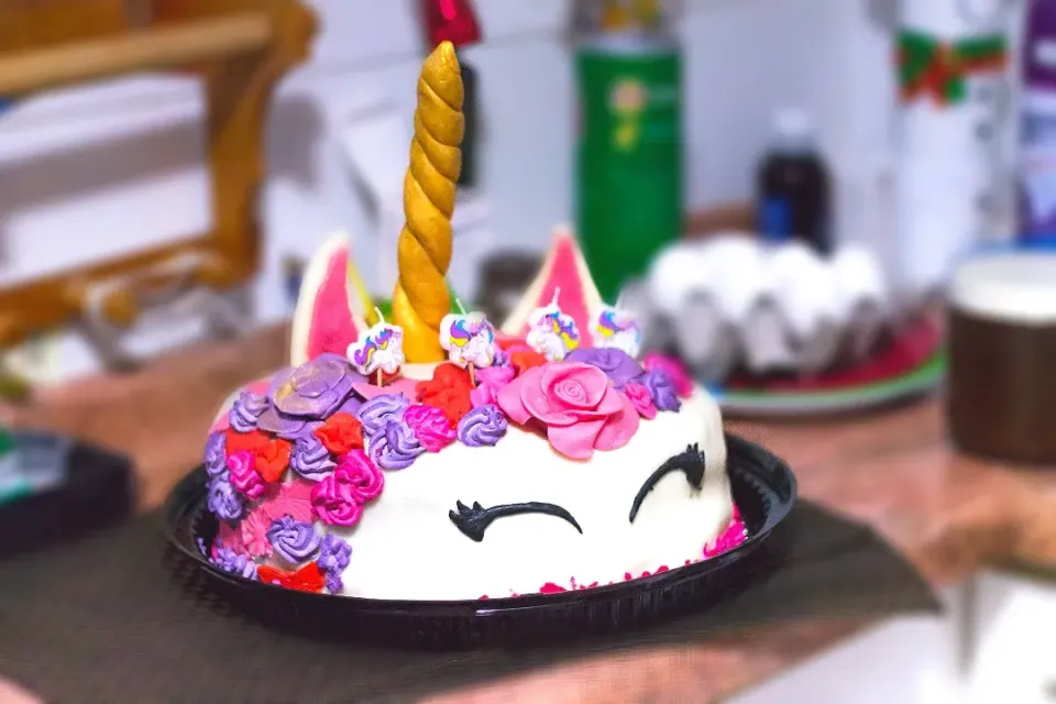 White unicorn cake|Diego Hernandezさん