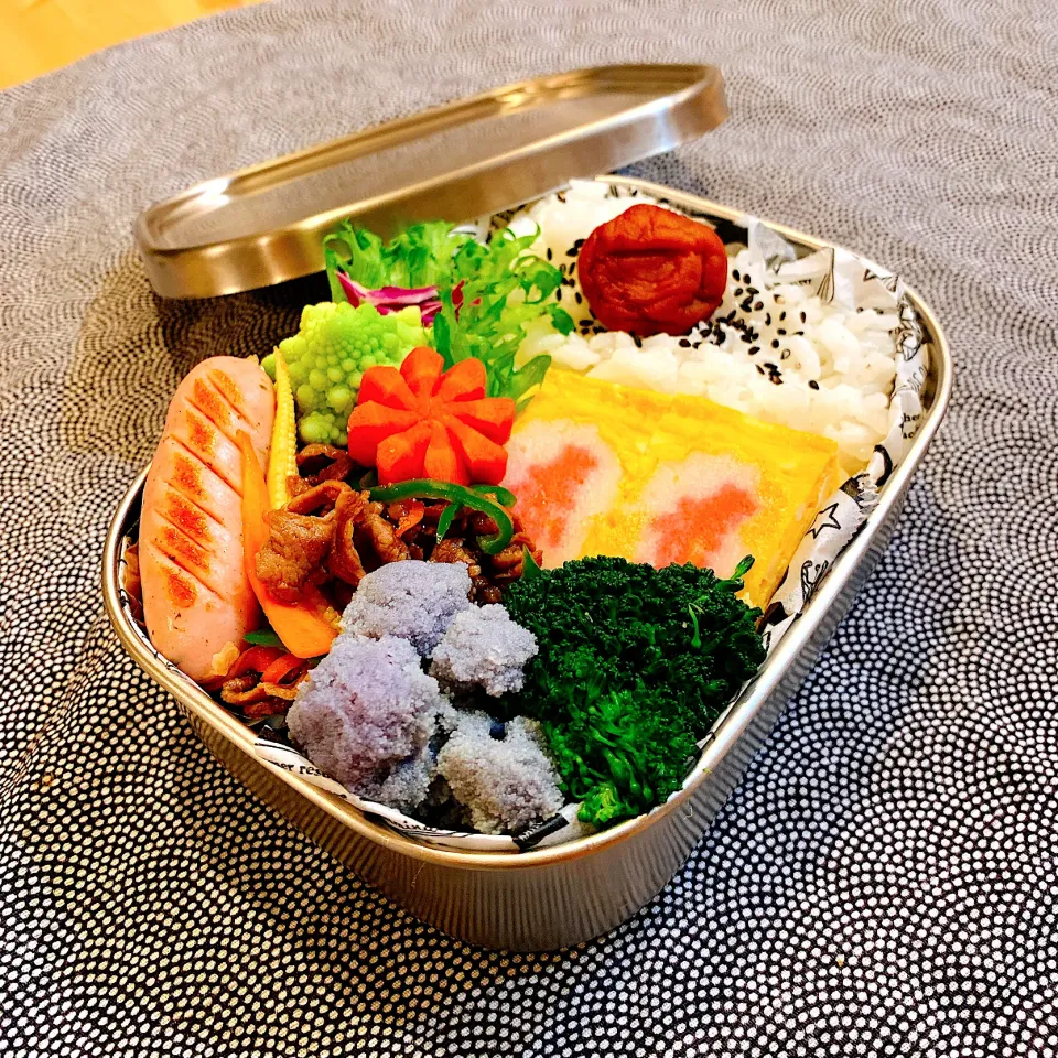 Snapdishの料理写真:肉野菜炒め弁当✴︎                                               『寿』出汁巻卵♬パパ誕生日|あやみんさん