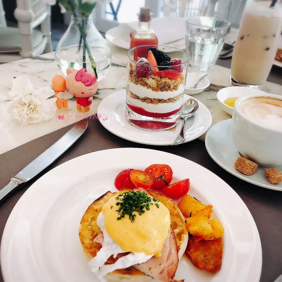 Snapdishの料理写真:Latte-Iced Latte-Yoghurt and Granola-Egg Benedict 🍴|🎀Kittyna🌸さん