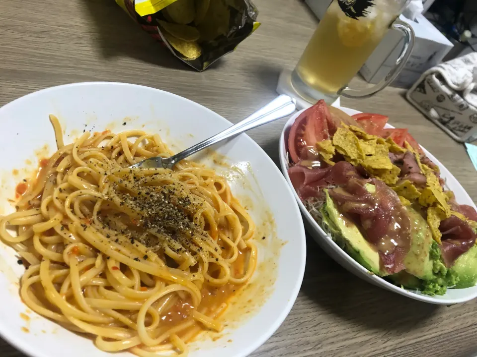 Snapdishの料理写真:トマトクリームパスタ&もりもりサラダ|seiko Oさん