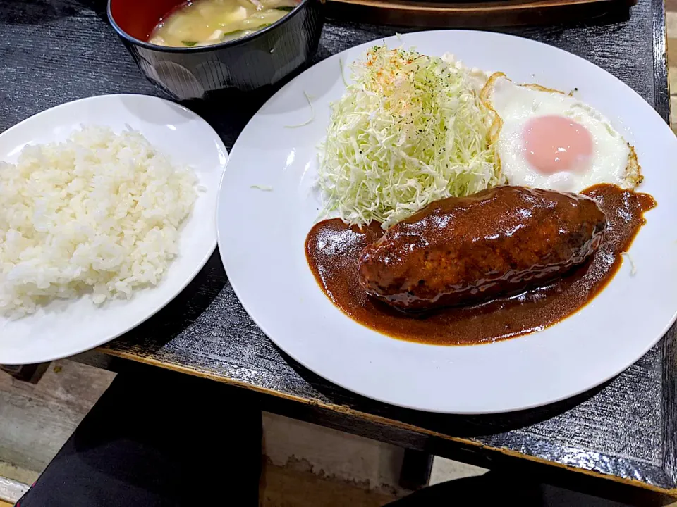 Snapdishの料理写真:うーん！これは美味しい😋ハンバーグ定食|アライさんさん