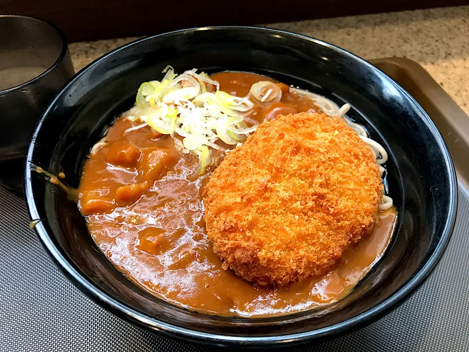 カレーそばにコロッケ|マハロ菊池さん