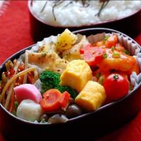 *海老チリ
*ポテトとベーコンの粒マスタード炒め
*きんぴらごぼう
*紅白ボールの煮もの
*たまご焼き
*まつはの塩昆布ごはん